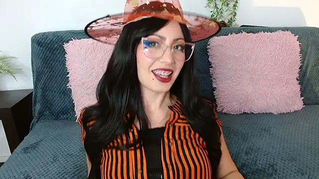 Snapshot of Kendal_Mosk chatting on October 28, 2025, 5:45 pm Kendal Mosk online show from October 28, 2025, 5:45 pm