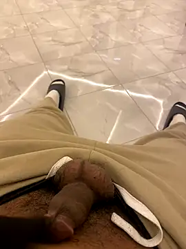 Snapshot of Lahcene chatting on December 3, 2025, 11:14 pm Lahcene online show from December 3, 2025, 11:14 pm