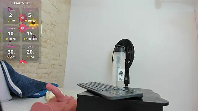 mia roldan  online show from November 15, 2025, 12:31 pm