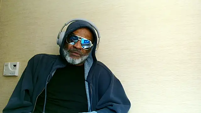 sinnernoir online show from March 3, 2026, 2:24 pm