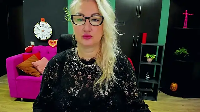 ChristyBrooks online show from November 19, 2025, 6:13 am