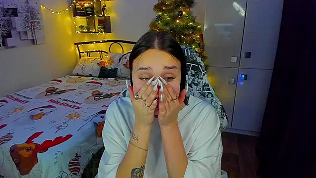 Snapshot of LinaTruly chatting on December 17, 2025, 10:48 pm LinaTruly online show from December 17, 2025, 10:48 pm