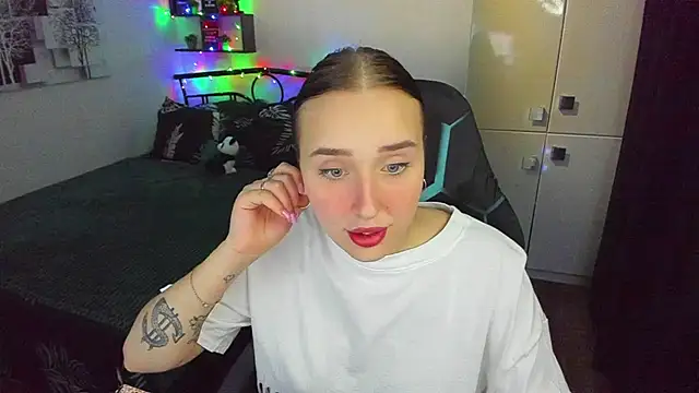 Snapshot of LinaTruly chatting on February 23, 2026, 10:43 pm LinaTruly online show from February 23, 2026, 10:43 pm