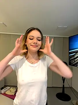 Snapshot of NicoleCut chatting on November 5, 2025, 10:51 am NicoleCut online show from November 5, 2025, 10:51 am