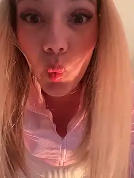 Snapshot of NicoleCut chatting on February 28, 2025, 11:03 am NicoleCut online show from February 28, 2025, 11:03 am
