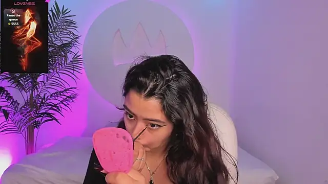 Ariana Pierce online show from November 9, 2025, 12:31 pm