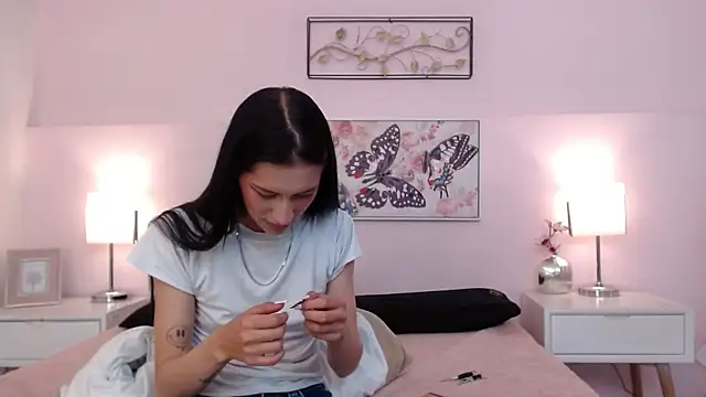 sara17  online show from November 8, 2025, 3:32 am