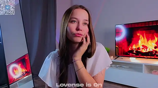 Snapshot of FalineDowlen chatting on November 24, 2025, 2:00 am FalineDowlen online show from November 24, 2025, 2:00 am