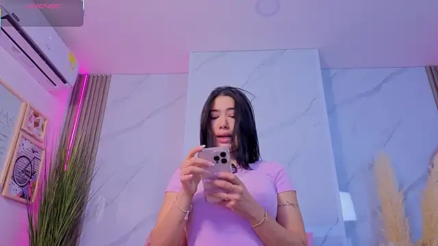 Snapshot of Chlooee__ chatting on October 17, 2025, 6:21 pm Chlooee online show from October 17, 2025, 6:21 pm