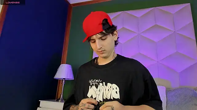 Snapshot of sett_and_gwen chatting on November 12, 2025, 8:01 pm sett and gwen online show from November 12, 2025, 8:01 pm