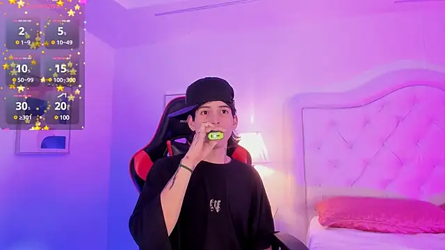 Snapshot of sett_and_gwen chatting on March 23, 2025, 3:43 am sett and gwen online show from March 23, 2025, 3:43 am