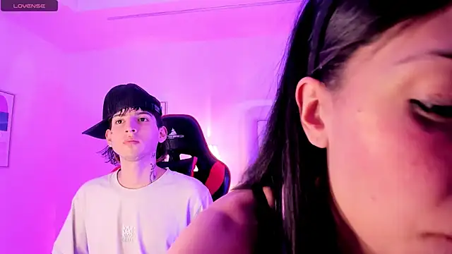 Snapshot of sett_and_gwen chatting on February 5, 2025, 4:59 am sett and gwen online show from February 5, 2025, 4:59 am