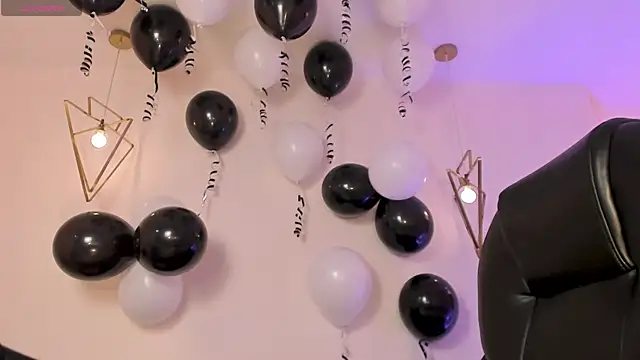 Snapshot of MiaFarrell_ chatting on November 10, 2025, 6:24 pm MiaFarrell online show from November 10, 2025, 6:24 pm