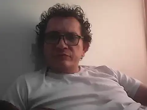 Snapshot of Bombi22 chatting on November 27, 2025, 3:45 pm Bombi22 online show from November 27, 2025, 3:45 pm