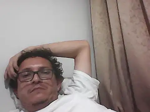 Snapshot of Bombi22 chatting on November 2, 2025, 6:07 am Bombi22 online show from November 2, 2025, 6:07 am
