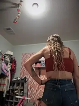 PrettiPluto online show from December 14, 2025, 2:33 pm