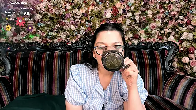 Snapshot of ZarifaBev chatting on November 22, 2025, 8:51 pm ZarifaBev online show from November 22, 2025, 8:51 pm