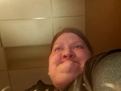 chrissybear84 online show from June 26, 2026, 12:44 pm