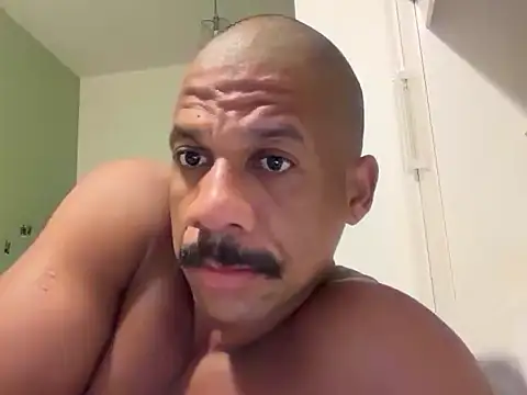 VHugoE online show from April 24, 2026, 6:04 am