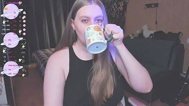 Snapshot of Alice_Dreamgirl_ chatting on October 18, 2025, 11:01 am Alice Dreamgirl online show from October 18, 2025, 11:01 am