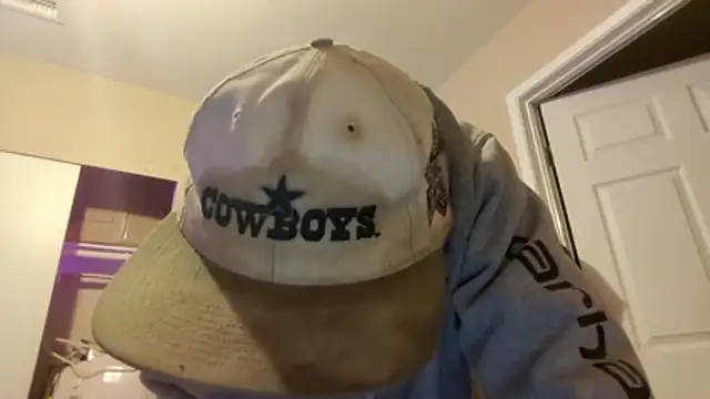 Snapshot of Huntzg23 chatting on December 18, 2025, 12:42 pm Huntzg23 online show from December 18, 2025, 12:42 pm