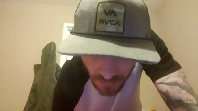 Snapshot of Huntzg23 chatting on December 19, 2025, 10:12 pm Huntzg23 online show from December 19, 2025, 10:12 pm