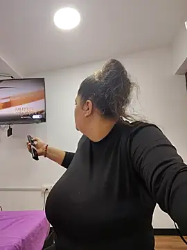 Miss balloonsmila online show from October 17, 2025, 2:04 am