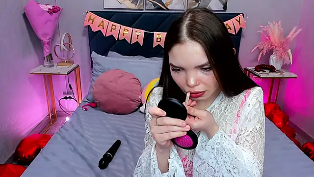 Curvy Dynamite  online show from March 4, 2026, 1:24 am