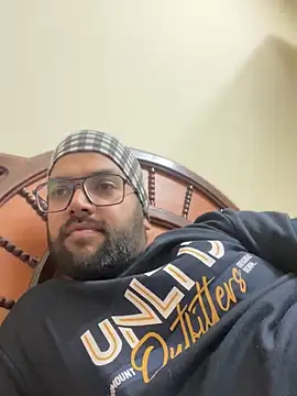 Snapshot of Arsh_Loves_Luv chatting on January 1, 2025, 6:38 pm Arsh Loves Luv online show from January 1, 2025, 6:38 pm