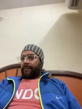 Snapshot of Arsh_Loves_Luv chatting on January 6, 2025, 5:59 pm Arsh Loves Luv online show from January 6, 2025, 5:59 pm