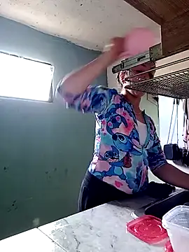 Snapshot of Roxan_Fox- chatting on September 22, 2025, 2:34 pm Roxan Fox- online show from September 22, 2025, 2:34 pm