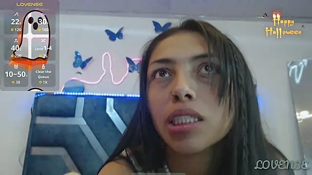 Snapshot of Roxan_Fox- chatting on October 21, 2025, 2:44 am Roxan Fox- online show from October 21, 2025, 2:44 am