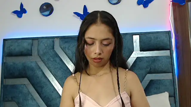 Snapshot of Roxan_Fox- chatting on March 19, 2025, 12:37 am Roxan Fox- online show from March 19, 2025, 12:37 am