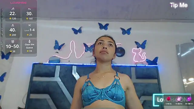 Snapshot of Roxan_Fox- chatting on September 26, 2025, 2:18 am Roxan Fox- online show from September 26, 2025, 2:18 am