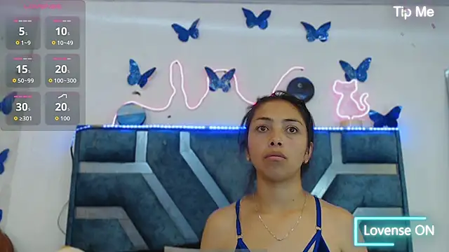 Snapshot of Roxan_Fox- chatting on October 2, 2025, 2:37 am Roxan Fox- online show from October 2, 2025, 2:37 am