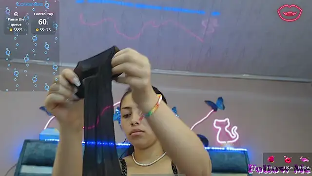 Snapshot of Roxan_Fox- chatting on November 25, 2025, 2:01 am Roxan Fox- online show from November 25, 2025, 2:01 am