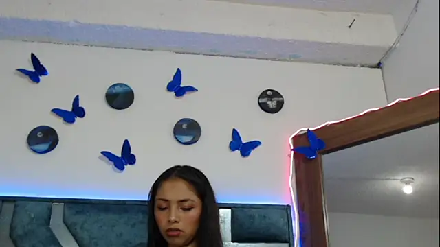 Snapshot of Roxan_Fox- chatting on March 18, 2025, 1:13 am Roxan Fox- online show from March 18, 2025, 1:13 am