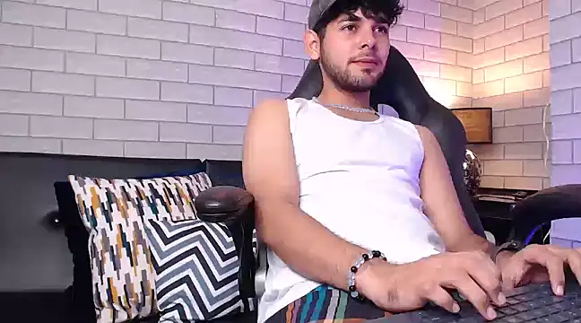 Snapshot of Samir_bear chatting on February 18, 2025, 12:28 pm Samir bear online show from February 18, 2025, 12:28 pm