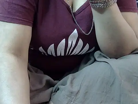 Snapshot of Housewife12 chatting on November 3, 2025, 7:57 am Housewife12 online show from November 3, 2025, 7:57 am