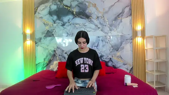 Mariana 16  online show from February 4, 2026, 7:42 pm