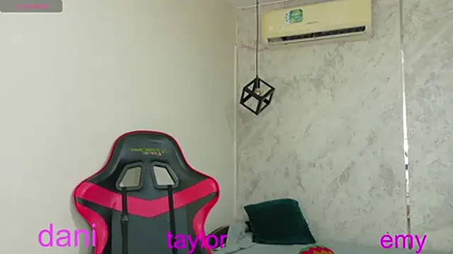 dani-lue online show from April 22, 2026, 2:13 pm