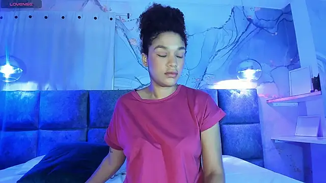 Snapshot of loladupont chatting on March 18, 2025, 11:33 am loladupont online show from March 18, 2025, 11:33 am