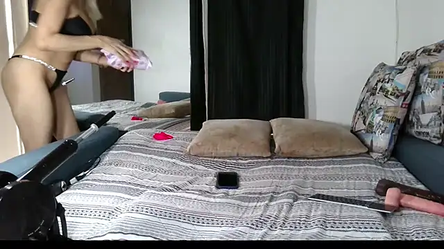 Carla-Bonny18 online show from April 5, 2026, 8:04 pm