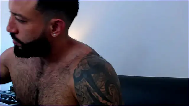 Snapshot of BradLeon_ chatting on October 16, 2025, 5:21 pm BradLeon online show from October 16, 2025, 5:21 pm