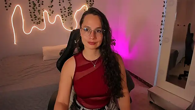 emmaTorres1 online show from November 18, 2025, 3:04 pm