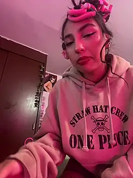 lauuraww online show from March 5, 2025, 2:46 am