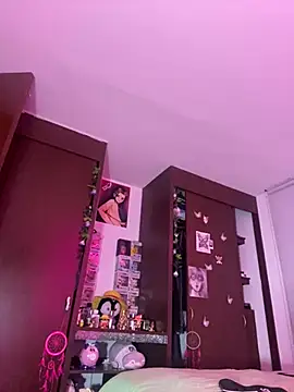 lauuraww online show from March 13, 2025, 2:49 am