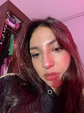 lauuraww online show from March 18, 2025, 4:18 am