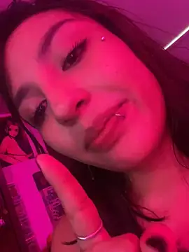 lauuraww online show from February 24, 2025, 12:48 pm