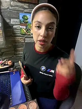 lauuraww online show from September 18, 2025, 4:59 am